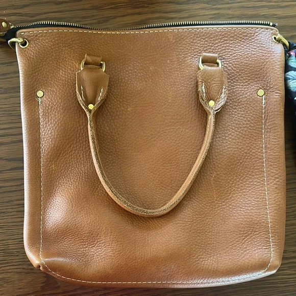 Finns Fickle Leather Rover Crossbody - Picture 2 of 5